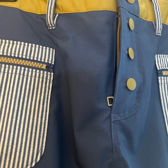 Lightweight snowboard pant size medium - Picture 2 of 5